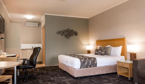 One Bedroom Apartment with Spa Bath