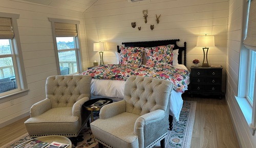 Luxury Suite, 1 King Bed, Hill View