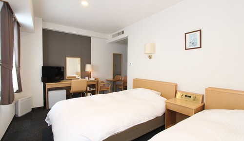 Twin Room, Smoking