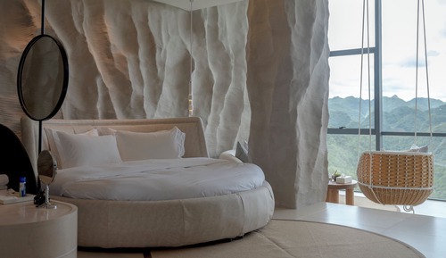 Luxury Room, 1 Queen Bed, Valley View, Slope side