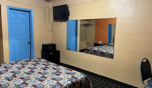 Basic Room, 1 King Bed