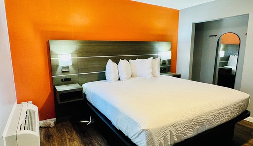 Room, 1 King Bed, Mobility Accessible, Non Smoking (Roll-in Shower)
