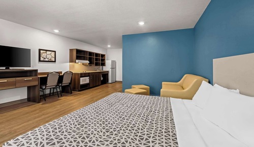 Suite, 1 King Bed, Accessible, Non Smoking