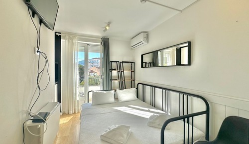 Basic Studio, Balcony