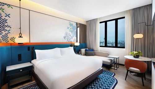 Executive Suite, 1 King Bed, Non Smoking, Partial Sea View