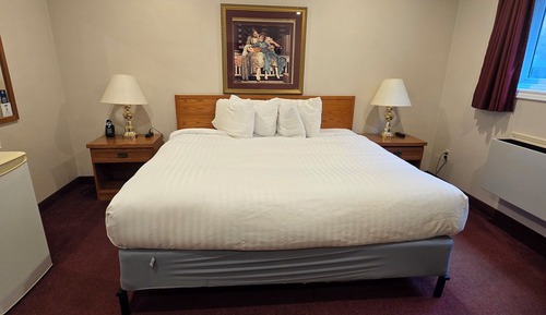 Room, 1 King Bed, Non Smoking, Pool Access
