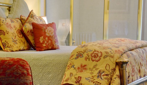 Deluxe Suite, 1 Queen Bed, Jetted Tub (Gold Banner Suite)