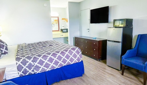 Room, 1 King Bed, Smoking