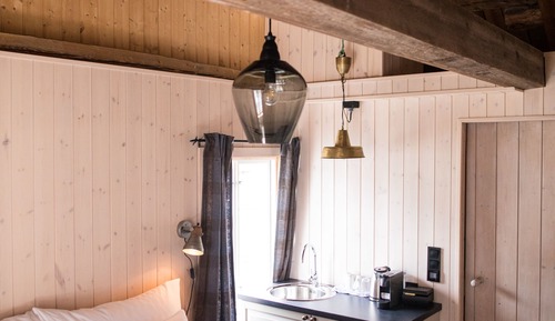 1-bedroom Deluxe rorbu cabin with sea view - no cooking facilities