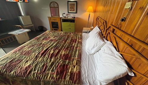 Room, 1 King Bed, Non Smoking, Jetted Tub
