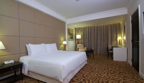 Premier Pool View Queen