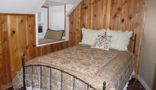 Standard Room, 1 Queen Bed, Private Bathroom (Aspen Room)