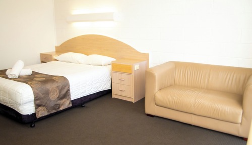 Pet Friendly Queen Room (Poolside)