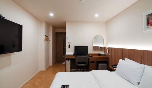 Standard Room, 1 Queen Bed, Non Smoking, Private Bathroom