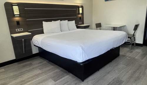 Superior Single Room, 1 King Bed, Non Smoking, Microwave