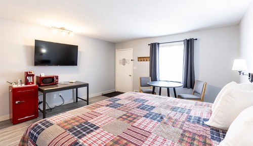 Classic Single Room, 1 King Bed, Non Smoking, Private Bathroom