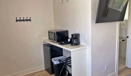 Standard Room, 1 King Bed, Private Bathroom
