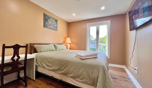 Classic Room, 1 Queen Bed, Shared Bathroom