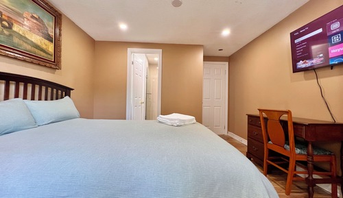 Deluxe Room, 1 Queen Bed, Private Bathroom