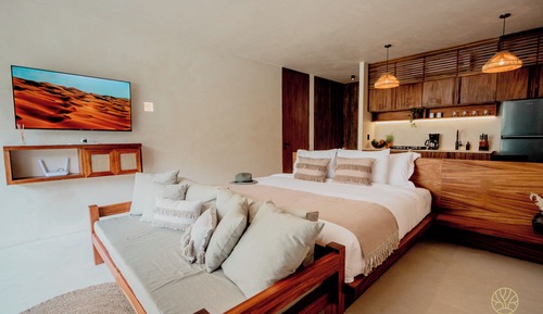 Deluxe Studio Suite, 1 King Bed, Private Pool, Pool View