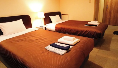 Twin Room, Smoking