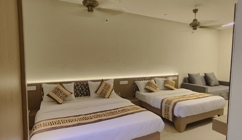 Le Casa Family Room