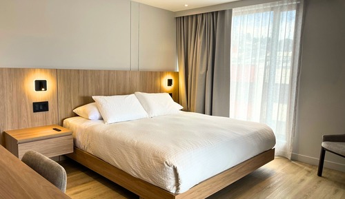 Deluxe Suite, City View