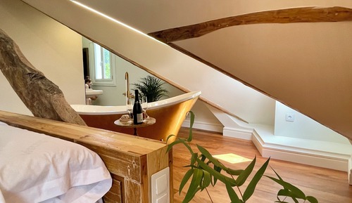 Deluxe Double Room, 1 King Bed, Bathtub, Mountain View