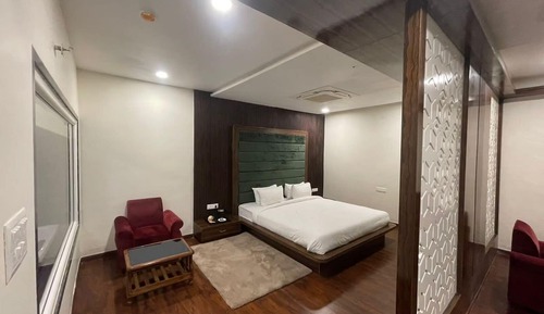 Superior Studio Suite, City View