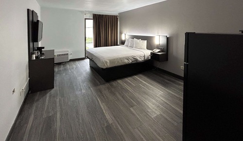 Standard Room, 1 King Bed, Non Smoking, Kitchenette