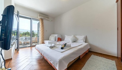 Basic Triple Room, Balcony, City View