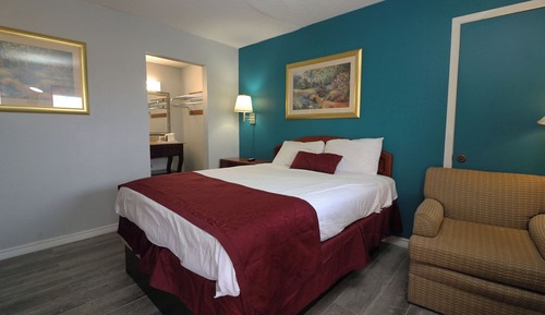 Standard Single Room, 1 King Bed, Smoking