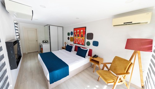 Trendy Room with King Size Bed, Garden View