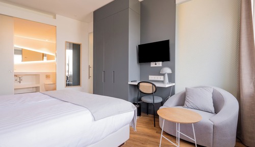 One-Bedroom Economy Suite