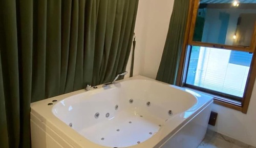 Deluxe House, Lake View