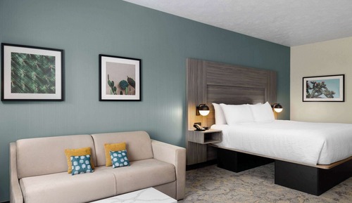 Suite, 1 King Bed (Golf)