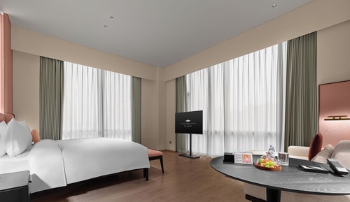 Panoramic Room, City View