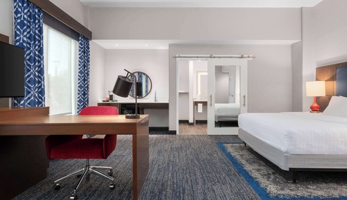 Studio, 1 King Bed, Accessible (Roll-In Shower)