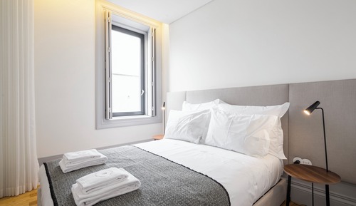 Deluxe One-bedroom Apartment