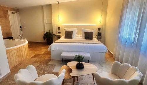 Junior suite with bathtub