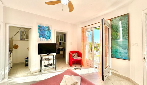 Basic Studio, Sea View