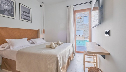 Superior Double Room, Ensuite, Pool View (Con salida a piscina)