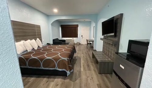 Room, 1 King Bed, Smoking, Jetted Tub