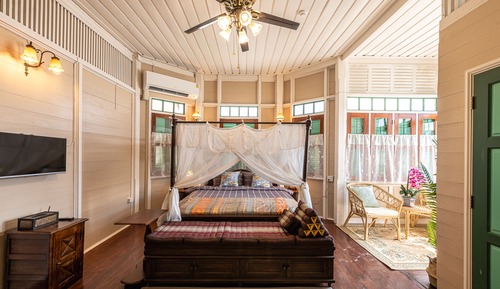 Deluxe Room, 1 King Bed, Non Smoking, Private Bathroom