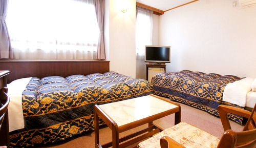 Twin Room, Smoking