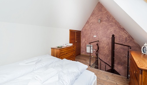 Apartment (15 B)