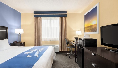 Standard Room, 1 Queen Bed, Non Smoking, Microwave