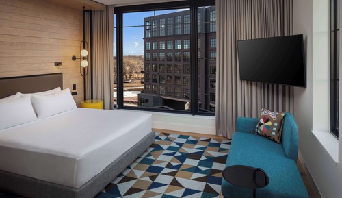 Room, 1 King Bed, Balcony, Corner (District)