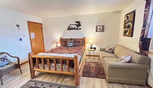 Suite #6, Deluxe Studio Suite, 1 Queen Bed, Kitchenette, Ground Floor