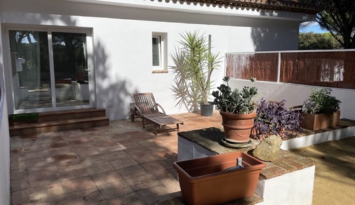 Comfort Room, Courtyard View